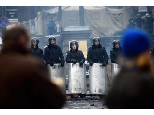 Protestocular 67 emniyet görevlisini rehin aldı