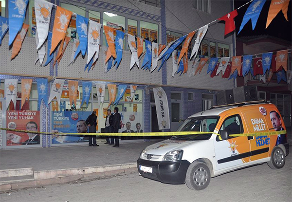 Kavgalısıyla seçim bürosunda karşılaşınca