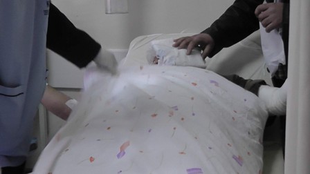 Üzerine kaynar su dökülen işçi haşlandı