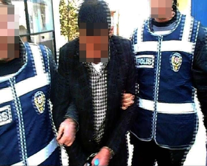 Sırtına tükürdüğü kişinin bin lirasını çaldı