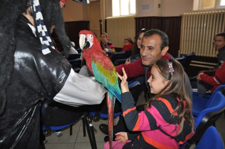 Seydişehir’de yetim ve öksüzlerin sirk mutluluğu