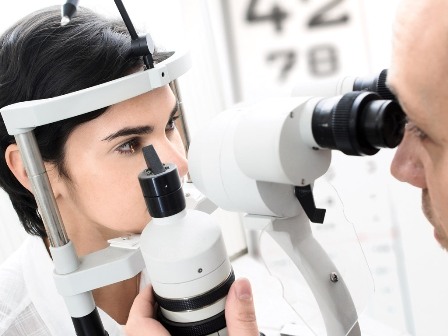 Katarakt ameliyatında dikişli  ve dikişsiz tedavinin farkı