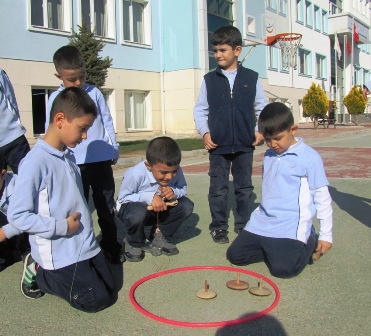 M.Özdemir’de geleneksel oyunlar öğretiliyor