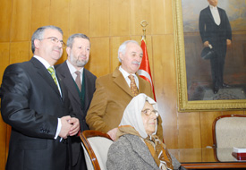 Oturduğu evi eğitim için bağışladı