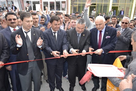 Kaygısız seçim çalışmalarını sürdürüyor.