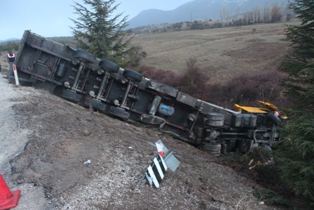 Isparta'da elma yüklü tır şarampole devrildi: 1 yaralı