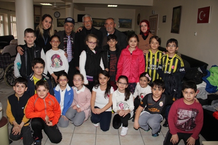 Diltaşlı öğrencilerden huzurevine ziyaret