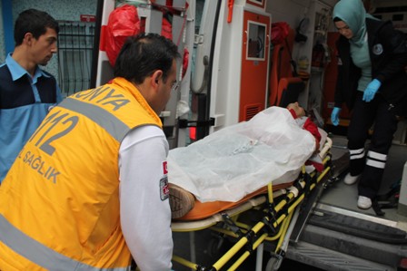 İşe giderken bacağından bıçaklandı