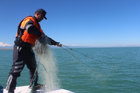 Gölden 1 yılda 100 kilometrelik yasak ağ ve 3 ton kurşun çıkarıldı