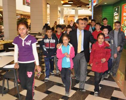 Yetim ve öksüzlerin sinema keyfi