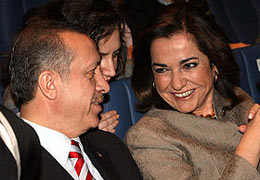 Yunan Bakandan başörtüsüne destek