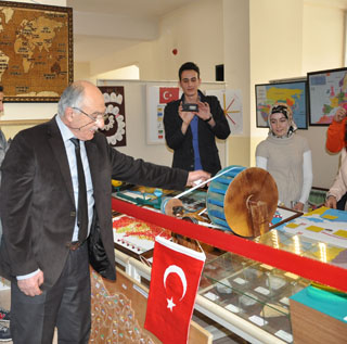 Öğrencilerden materyal sergisi