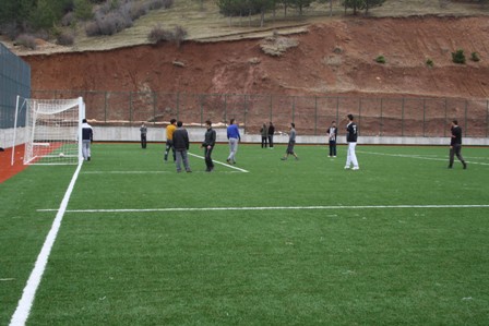 Derbent’te sentetik çim saha hizmete girdi