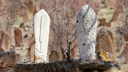 Tarihi mezar taşları kültürel zenginliğin izlerini taşıyor