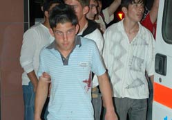 Sigara vermeyince bıçaklandılar