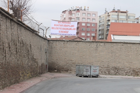 BU SOKAĞA BAŞKAN VE MUHTAR ADAYI GİREMEZ