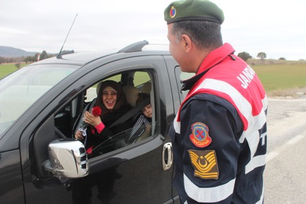 Jandarmadan kadın sürücülere çiçek