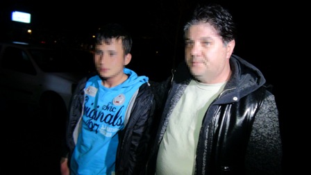 Ehliyetsiz sürücü yakalanınca kendini araca kilitledi