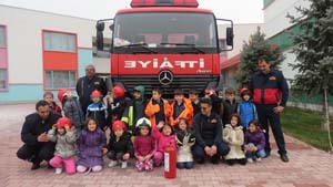 Minikler yangın söndürmeyi öğreniyor