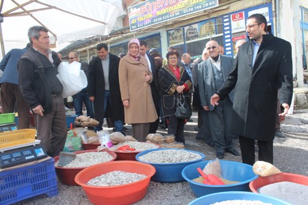 Akış ve Samancı tezgahta balık sattı