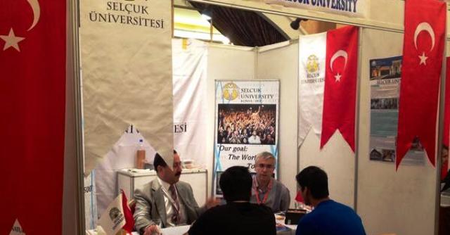 Rektör Gökbel, stantta  broşür dağıttı