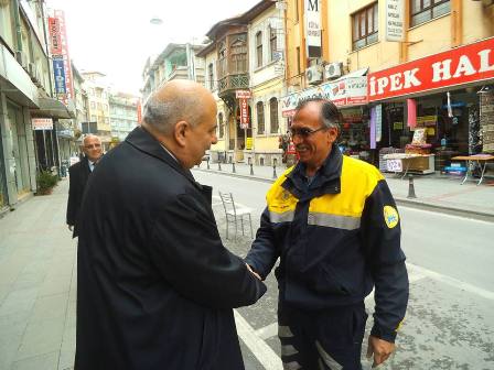 Hakkı Altuntaş bir postacı gibi çalışıyor