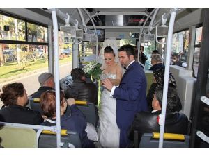 Düğünlerine belediye otobüsüyle gittiler