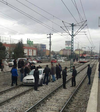 Kadın sürücü tramvay yoluna uçtu
