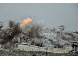Gazze'de çok sayıda ev ve bir cami hasar gördü