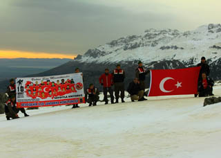 2 BİN METREDE ÇANAKKALE ŞEHİTLERİ ANILDI