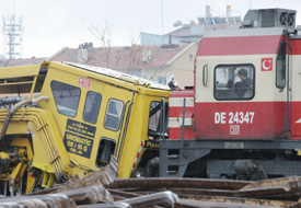 Yük treni ray bakım aracına çarptı