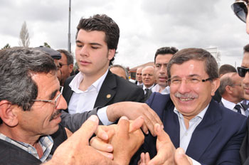 Bakan Davutoğlu, Konya'da seçim startını veriyor