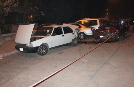 Park halindeki 4 otomobile çarparak durabildi