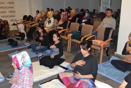 Gebelik okulu’nda nefes terapisi ve yoga