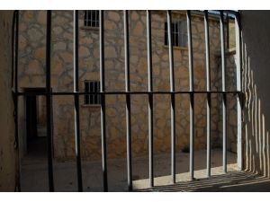 Suriye'de 3 yılda 215 bin kişi tutuklandı