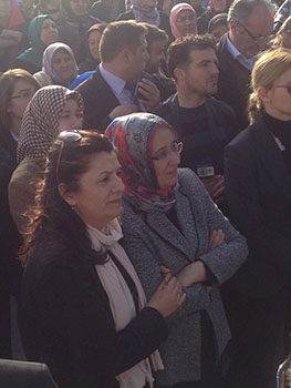 AK Partili bayan vekiller vatandaşla kol kola