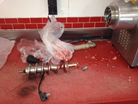 Elini kıyma makinesine kaptırdı