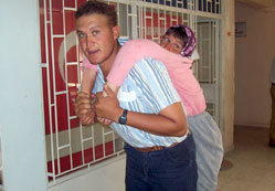 Ağabeyinin sırtında bankaya geldi