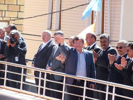 Davutoğlu, Taşkent'te hemşehrileriyle buluştu