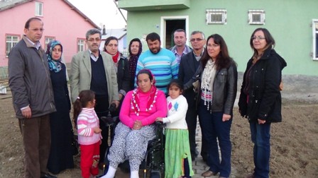Hediye edilen akülü araba, engelli anneyi sevinç gözyaşlarına boğdu