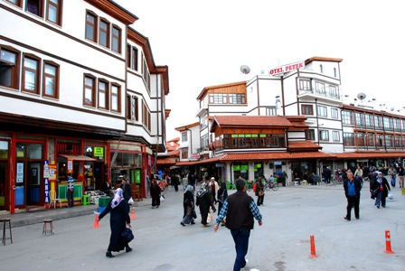 Tarihe Vefa Sevgiyle Olur