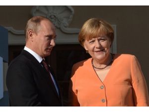 Merkel Putin'e sınıra asker yığmasıyla ilgili rahatsızlığını iletti