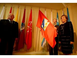 Kırım ve Sivastopol bayrakları Rusya Parlamentosu'nda