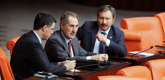 Meclis'e 10 vekil ile yeni parti geliyor