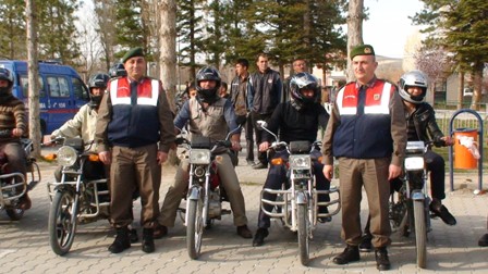 Jandarma kask dağıttı