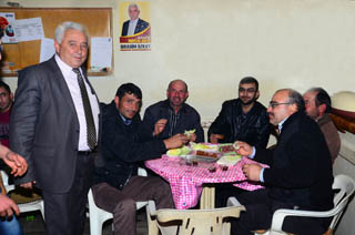 Muhtardan Başarakavaklılara çiğköfte ikramı