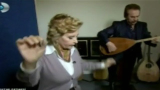 Orhan Baba çaldı Nazlı Ilıcak oynadı