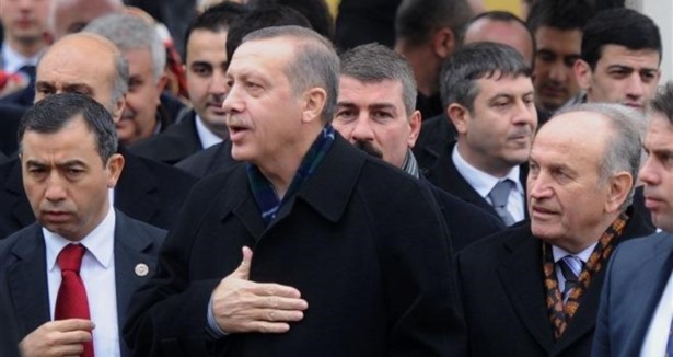 Başbakan'ın evinin önünde sevinç gösterisi