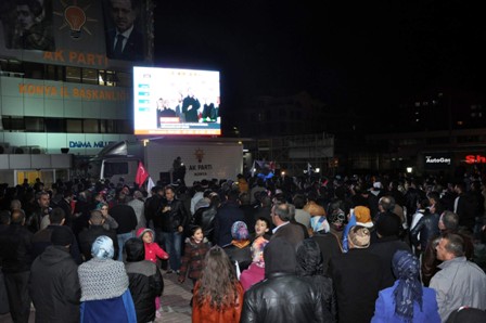 Konya’da AK Partililer sevinç gösterisinde bulundu