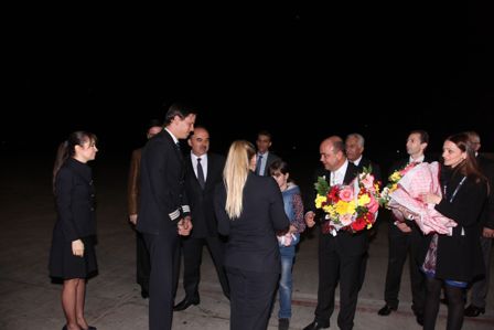 İzmir-Konya ilk uçuşunda yolcular çiçeklerle karşılandı